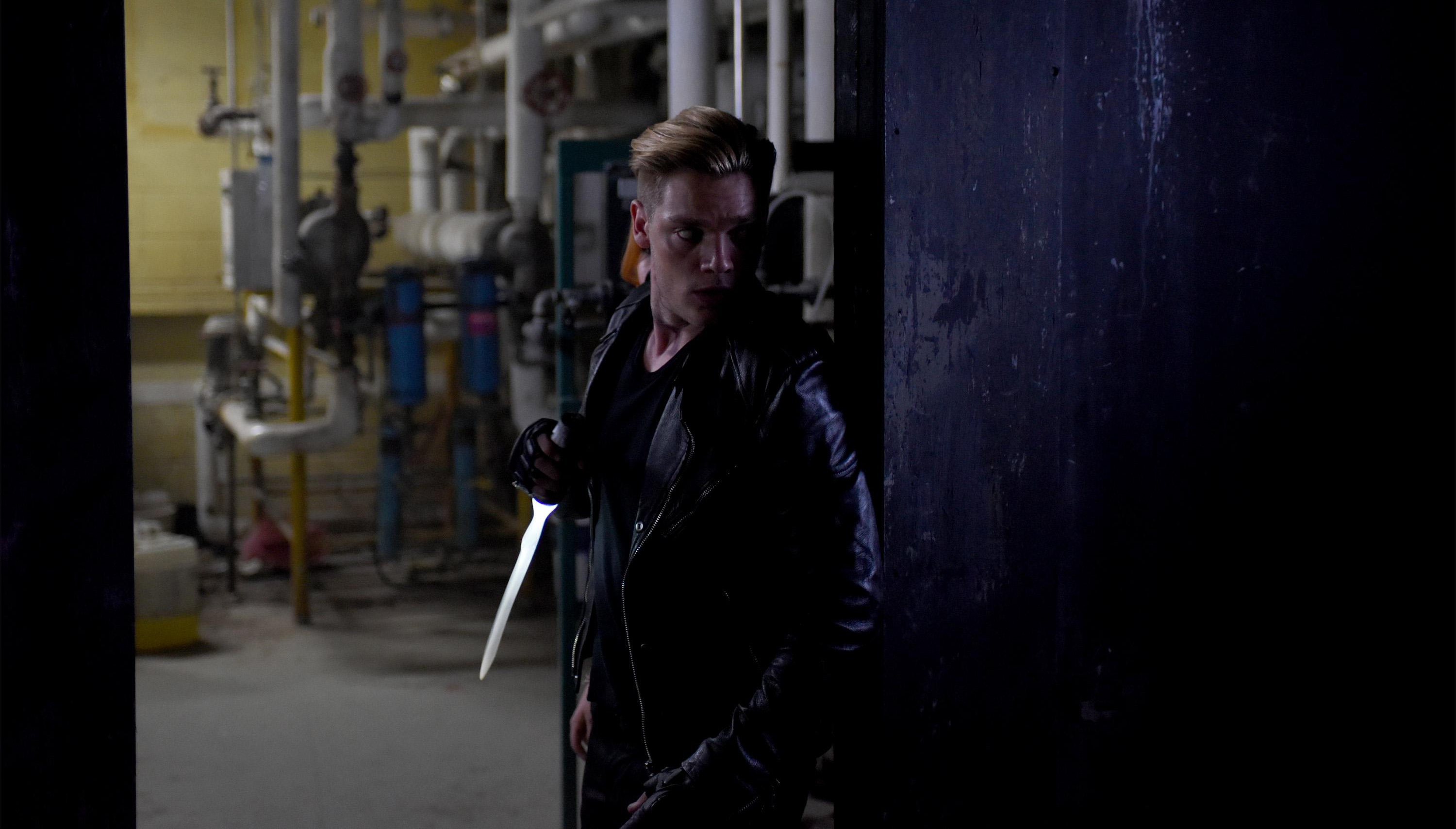 Shadowhunters' 1×03 Recap: 'Dead Man's Party' – TMI Source